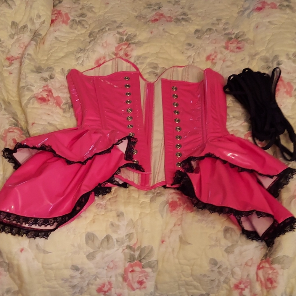 PVC CORSET AND CAPE FROM ARTIFICE - Picture 3 of 9